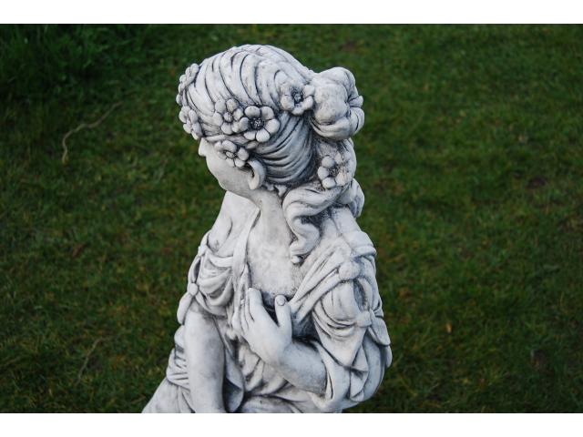 Photo Sculpture d'une dame,d'une élégante en pierre patinée. image 6/6