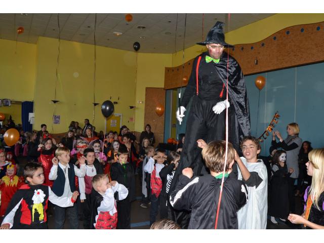 Photo Spectacle comique, participatif et animations de rue pour vos fêtes d'Halloween, arbres de Noël, ... image 6/6