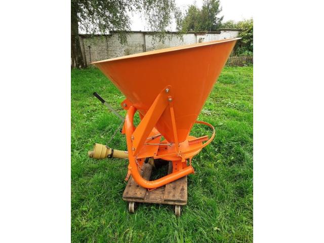 Photo Tracteur avec chargeur frontal et accessoires image 6/6