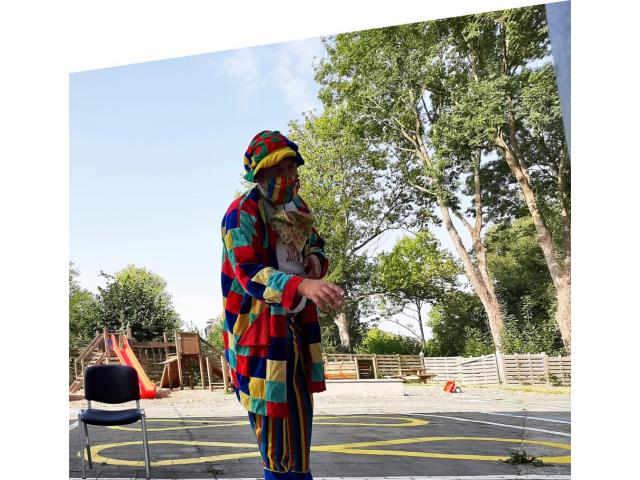 Photo Un spectacle de clown et de la sculpture de ballons pour égayer la fête d'anniversaire en extérieur  image 6/6