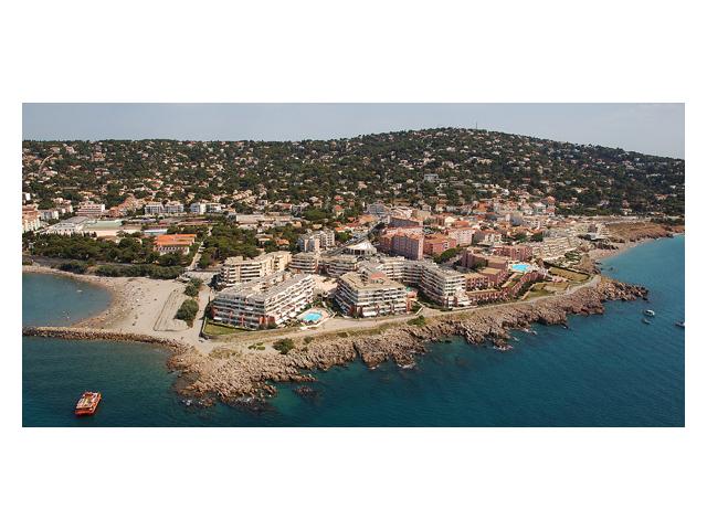 Photo Vacances ou cure Sete face à la mer piscine tennis pieds dans l'eau image 6/6
