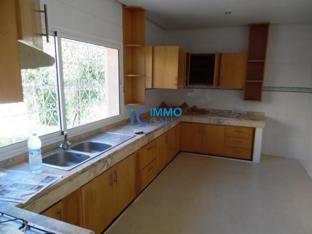 Photo Villa vide de 2000 m² en location à Souissi image 6/6